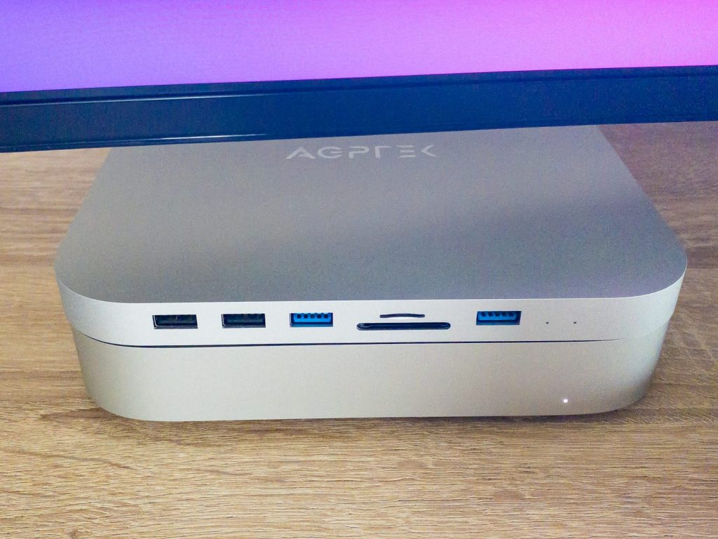 USB-C Hub auf Mac Mini platziert